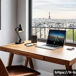 Home 21 블로그 마케터 실무 강좌 추천 - A modern home office setup designed for a French digital marketing blogger: sleek wooden desk with a...